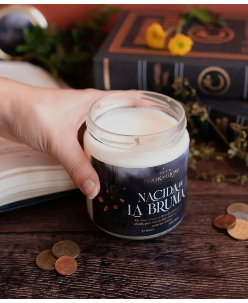 Book & Glow Nacida de la Bruma - Vela de Soja Vegana