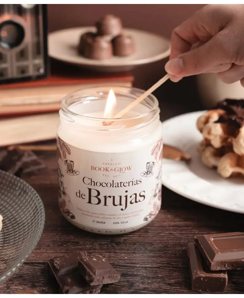 Book & Glow Chocolaterías de Brujas - Vela de Soja Vegana