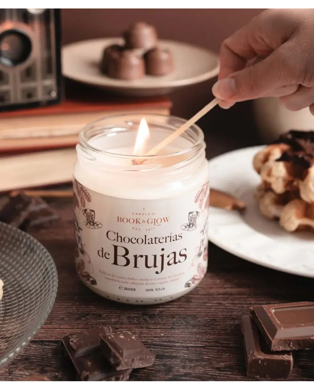 Book & Glow Chocolaterías de Brujas - Vela de Soja Vegana